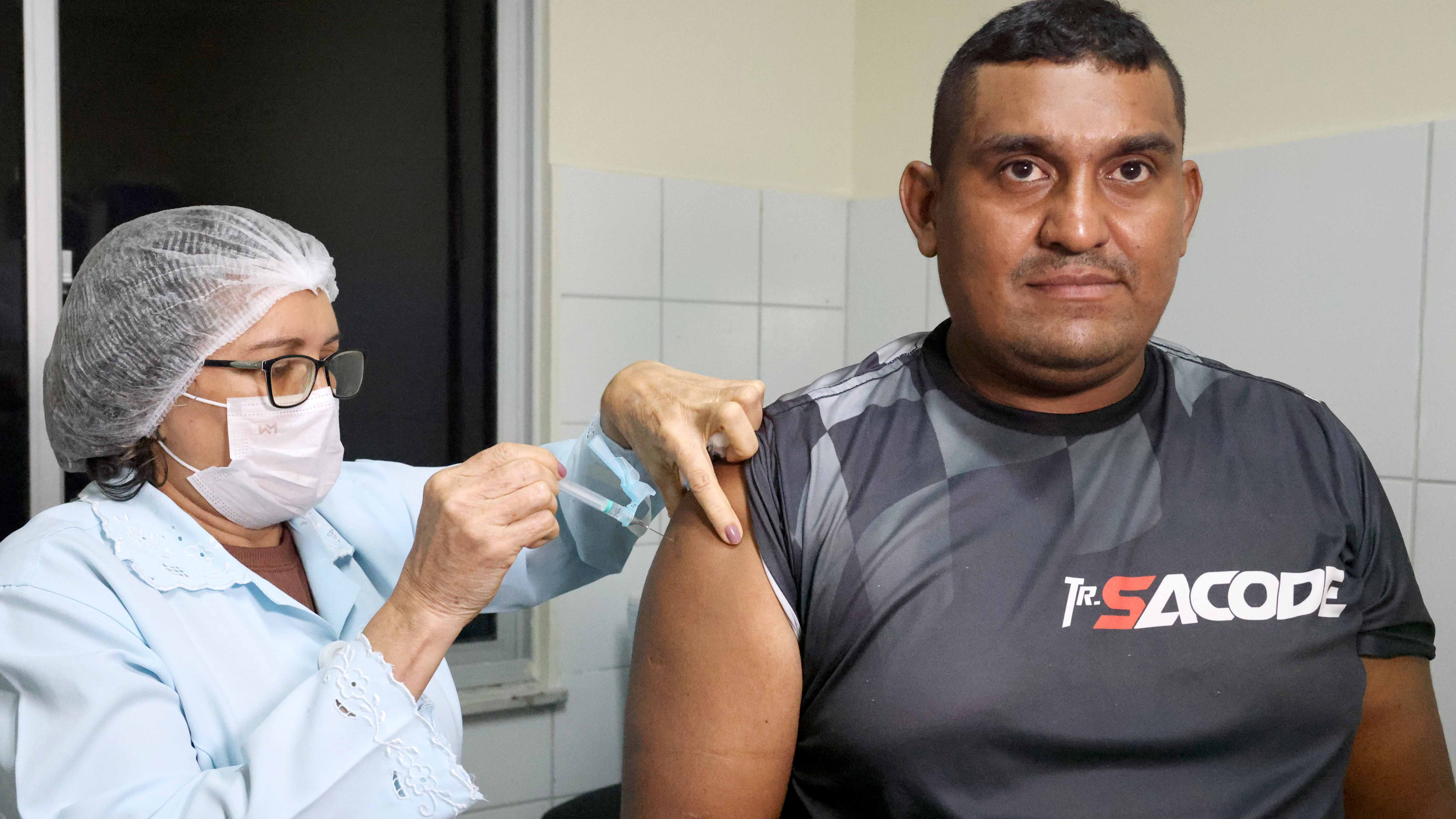 Francisco Jairo sendo vacinado